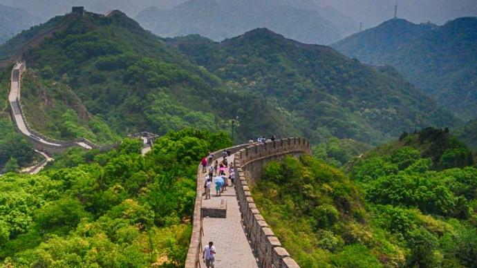 Trinity students crossing Great Wall of China