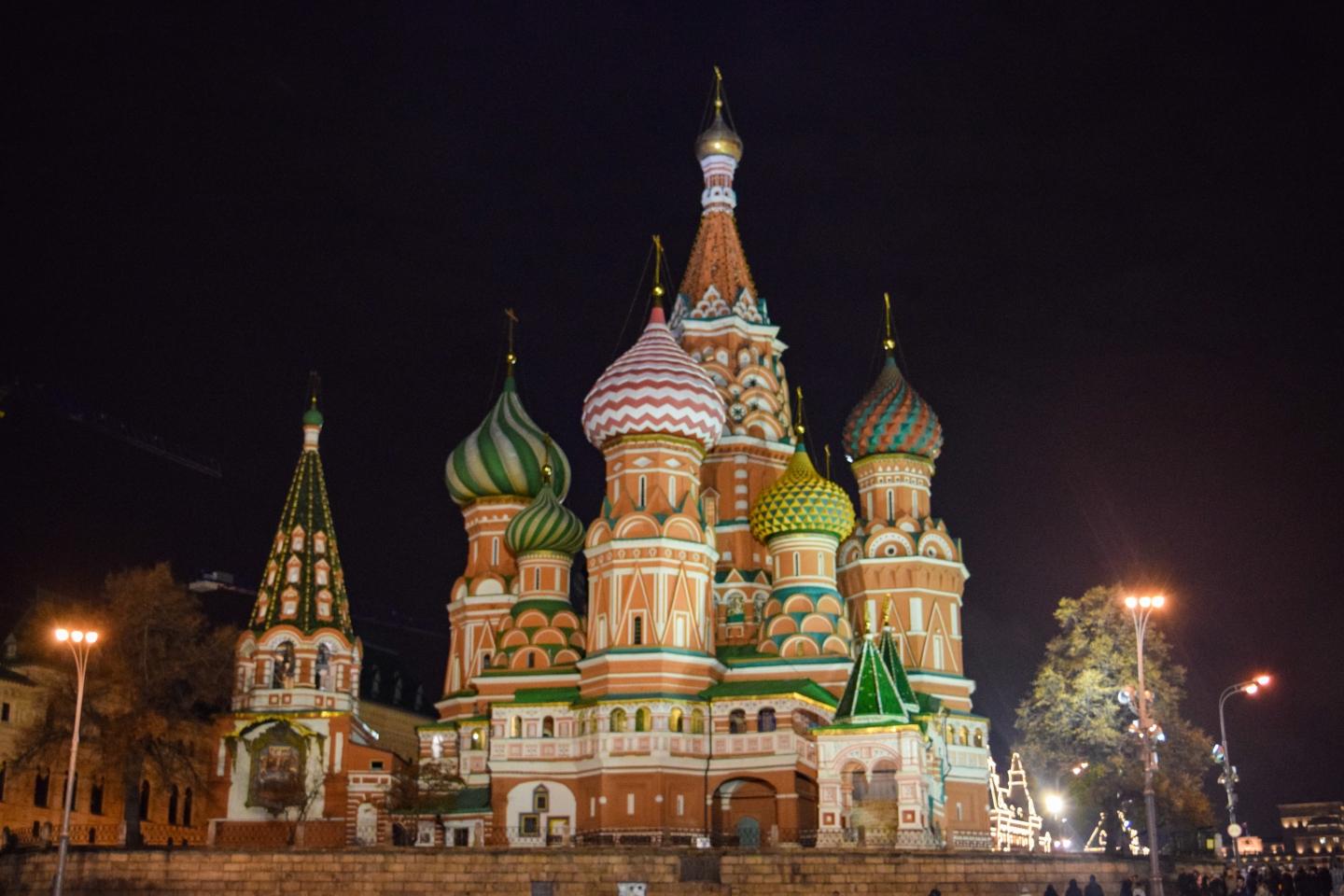 一座色彩斑斓的俄罗斯建筑的夜景