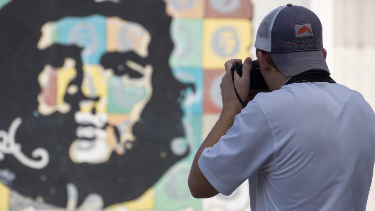 一名男子在古巴拍摄切·格瓦拉的壁画.
