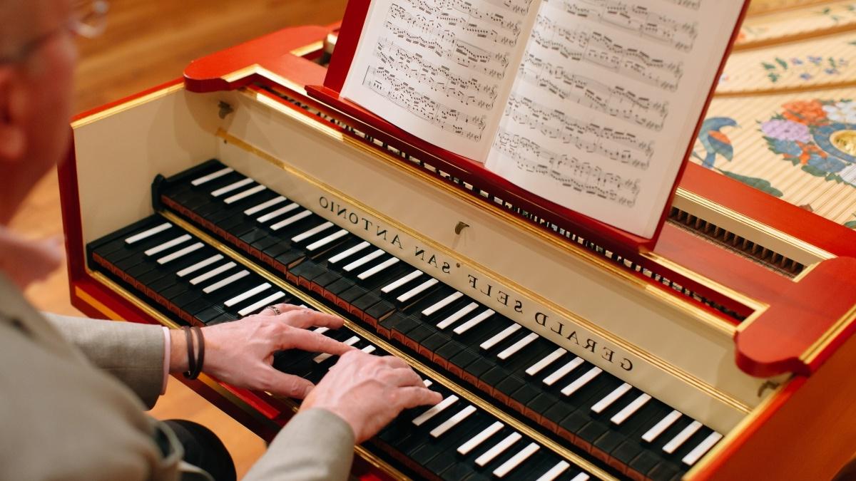 Person playing harpsichord