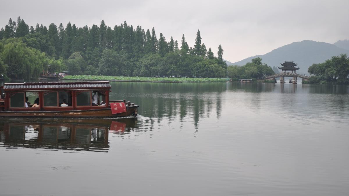上海一条平静的河流上漂着一艘河船