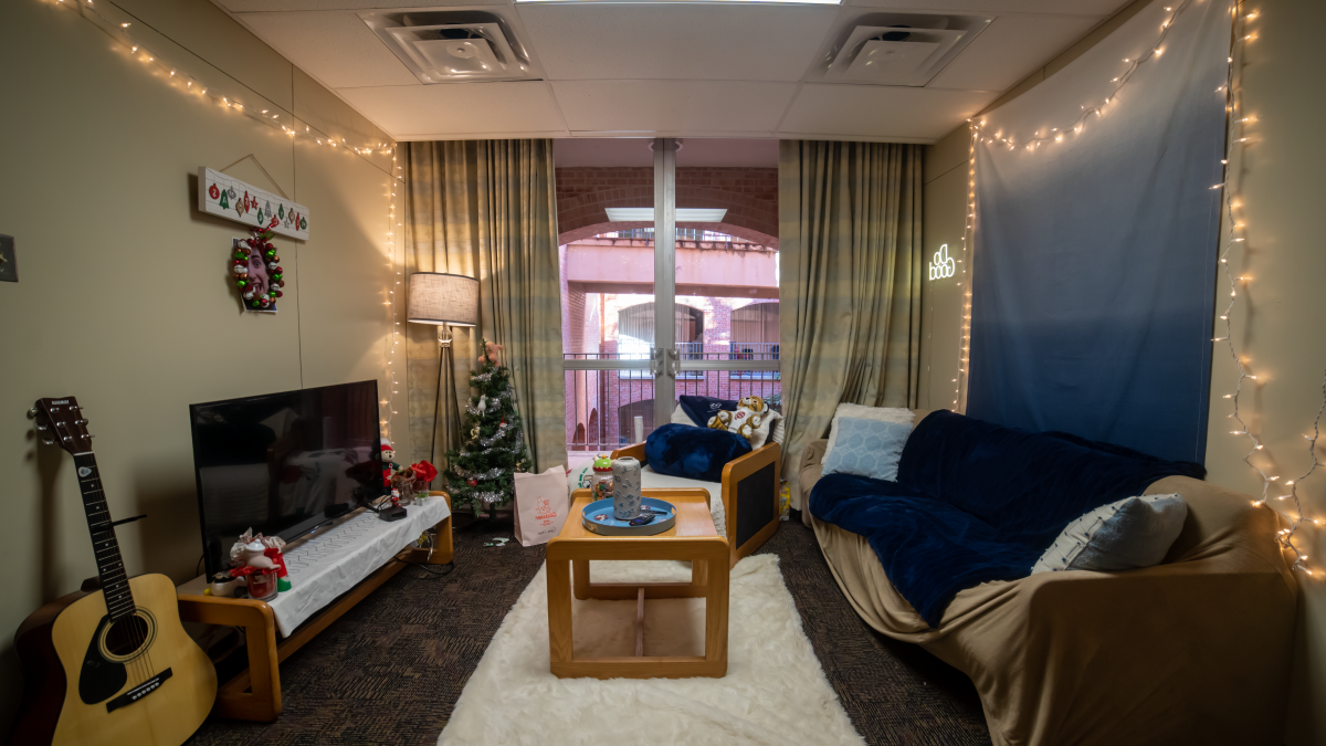莱特纳宿舍的生活区在房间里装饰着吉他和一棵圣诞树